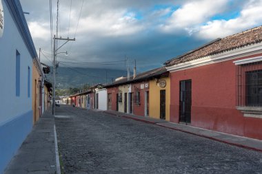 ANTIGUA, GUATEMALA - 11 Kasım 2017: Antigua, Guatemala şehir merkezi. Antigua, Güney Guatemala 'da volkanlarla çevrili küçük bir şehirdir. Boş Sokak