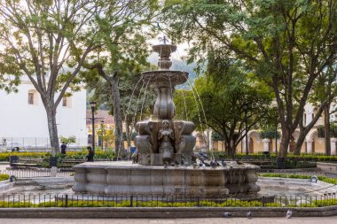 ANTIGUA, GUATEMALA - 11 Kasım 2017: Antigua, Guatemala 'daki Central Park Çeşmesi. Antigua, Güney Guatemala 'da volkanlarla çevrili küçük bir şehirdir..