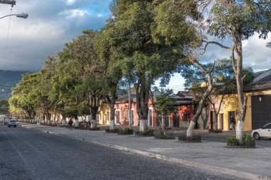 ANTIGUA, GUATEMALA - 11 Kasım 2017: Antigua, Guatemala şehir merkezi. Antigua, Güney Guatemala 'da volkanlarla çevrili küçük bir şehirdir. Boş Sokak