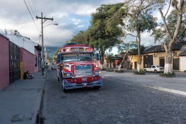 AnTIAGUA, GUATEMALA - 11 Kasım 2017: Antigua 'da Renkli Tavuk Otobüsü, Guatemala City' ye yakın. Antigua, İspanyol sömürge binalarıyla ünlüdür. Görüş Alanı.