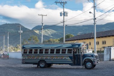 AnTIAGUA, GUATEMALA - 11 Kasım 2017: Antigua 'da Renkli Tavuk Otobüsü, Guatemala City' ye yakın. Antigua, İspanyol sömürge binalarıyla ünlüdür. Görüş Alanı.