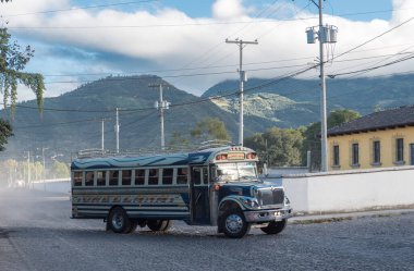 AnTIAGUA, GUATEMALA - 11 Kasım 2017: Antigua 'da Renkli Tavuk Otobüsü, Guatemala City' ye yakın. Antigua, İspanyol sömürge binalarıyla ünlüdür. Görüş Alanı.