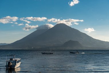 Guatemala 'daki Atitlan Gölü. Arka planda volkan. Atitlan Gölü, Orta Amerika 'nın en derin gölüdür ve maksimum derinliği 340 metre veya 1120 metredir..