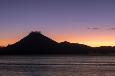 Guatemala 'daki Atitlan Gölü. Uzun pozlama Gecesi Fotoğraf Çekimi. Arka planda volkan. Atitlan Gölü, Orta Amerika 'nın en derin gölüdür ve maksimum derinliği 340 metre veya 1120 metredir..