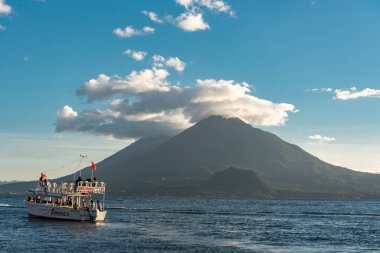 PANAJACHEL, Guatemala - 13 Kasım 2017 Guatemala 'daki Atitlan Gölü. Arka planda volkan. Atitlan Gölü, Orta Amerika 'nın en derin gölüdür ve maksimum derinliği 340 metre veya 1120 metredir..