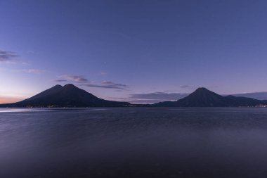 Guatemala 'daki Atitlan Gölü. Uzun pozlama. Arka planda volkan. Sabah Işığı.