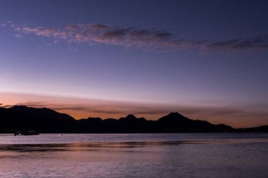 Guatemala 'daki Atitlan Gölü. Uzun pozlama. Arka plandaki dağ. Sabah Işığı.