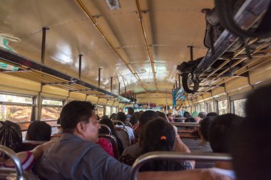 SOLOLA, Guatemala - 13 Kasım 2017 Guatemala 'daki Tavuk Otobüsü' nün İçi. Ucuz Biletlerin Toplu Ulaşım Alanı.