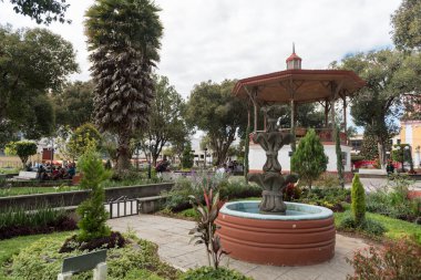 SOLOLA, GUATEMALA - 13 Kasım 2017: Solola Town Park ve Şehir Merkezi Halkı. Guetemala.