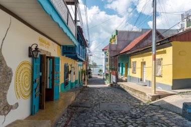 FLORES, GUATEMALA - 15 Kasım 2017: Guatemala 'daki Flores Adası Mimarisi.