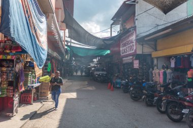 FLORES, GUATEMALA - 15 Kasım 2017: Flores City, Guatemala 'da Pazar.