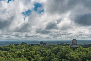 Piramit ve Tikal Park 'taki tapınak. Guatemala 'da Maya tapınakları ve seremoni kalıntıları olan gezici bir nesne. Tikal, Kuzey Guatemala 'nın Yağmur Ormanları' nda bulunan eski bir Maya Kalesidir. Peyzaj.
