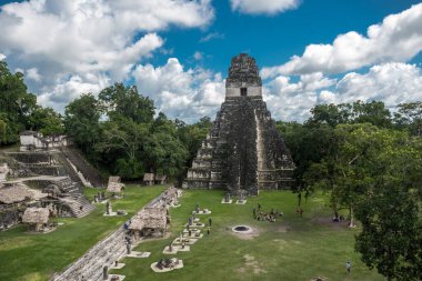 Piramit ve Tikal Park 'taki tapınak. Guatemala 'da Maya tapınakları ve seremoni kalıntıları olan gezici bir nesne. Tikal, Kuzey Guatemala 'daki yağmur ormanlarında bulunan antik bir Maya Kalesidir..