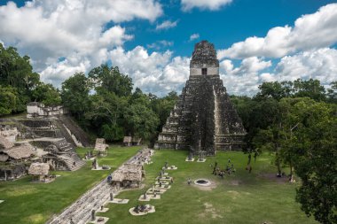 Piramit ve Tikal Park 'taki tapınak. Guatemala 'da Maya tapınakları ve seremoni kalıntıları olan gezici bir nesne. Tikal, Kuzey Guatemala 'daki yağmur ormanlarında bulunan antik bir Maya Kalesidir..