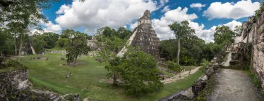 Guatemala - 17 Kasım 2017: Piramit ve Tikal Park 'taki Tapınak. Guatemala 'da Maya tapınakları ve seremoni kalıntıları olan gezici bir nesne. Tikal, Kuzey Guatemala 'daki yağmur ormanlarında bulunan antik bir Maya Kalesidir..