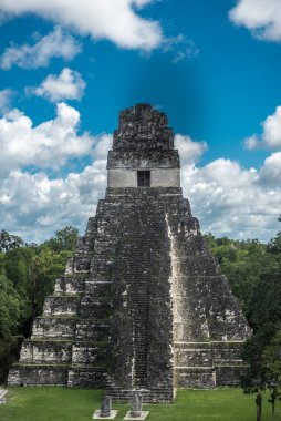 Piramit ve Tikal Park 'taki tapınak. Guatemala 'da Maya tapınakları ve seremoni kalıntıları olan gezici bir nesne. Tikal, Kuzey Guatemala 'daki yağmur ormanlarında bulunan antik bir Maya Kalesidir..