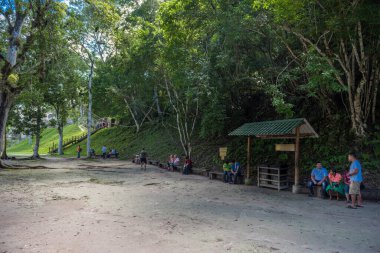 GUATEMALA - 17 Kasım 2017: insanlar Tikal Park 'ta bekliyor. Guatemala 'da Maya tapınakları ve seremoni kalıntıları olan gezici bir nesne. Tikal, Kuzey Guatemala 'daki yağmur ormanlarında bulunan antik bir Maya Kalesidir..