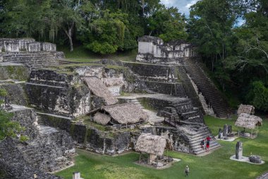 Piramit ve Tikal Park 'taki tapınak. Guatemala 'da Maya tapınakları ve seremoni kalıntıları olan gezici bir nesne. Tikal, Kuzey Guatemala 'daki yağmur ormanlarında bulunan antik bir Maya Kalesidir..