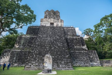 Guatemala - 17 Kasım 2017: Piramit ve Tikal Park 'taki Tapınak. Guatemala 'da Maya tapınakları ve seremoni kalıntıları olan gezici bir nesne. Tikal, Kuzey Guatemala 'daki yağmur ormanlarında bulunan antik bir Maya Kalesidir..