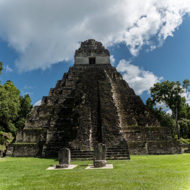 Piramit ve Tikal Park 'taki tapınak. Guatemala 'da Maya tapınakları ve seremoni kalıntıları olan gezici bir nesne. Tikal, Kuzey Guatemala 'daki yağmur ormanlarında bulunan antik bir Maya Kalesidir..