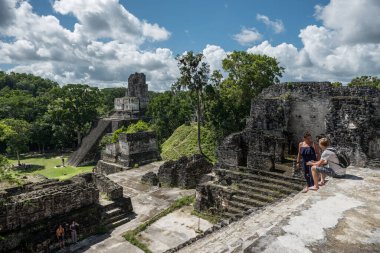 Guatemala - 17 Kasım 2017: Piramit ve Tikal Park 'taki Tapınak. Guatemala 'da Maya tapınakları ve seremoni kalıntıları olan gezici bir nesne. Tikal, Kuzey Guatemala 'daki yağmur ormanlarında bulunan antik bir Maya Kalesidir..
