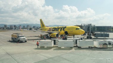 Guatemala Uluslararası Havalimanı La Aurora 'nın 22 Kasım 2017 tarihli iç kesimi. Spirit Havayolları Uçağı. Airbus A319