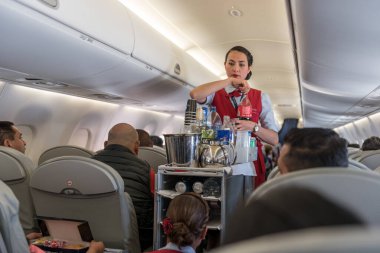 GUATEMALA - 22 Kasım 2017: AeroMexico Airplane, Cabin Crew Çalışıyor ve Gıda Üretimi.