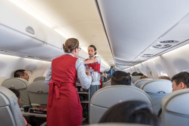 GUATEMALA - 22 Kasım 2017: AeroMexico Airplane, Cabin Crew Çalışıyor ve Gıda Üretimi.