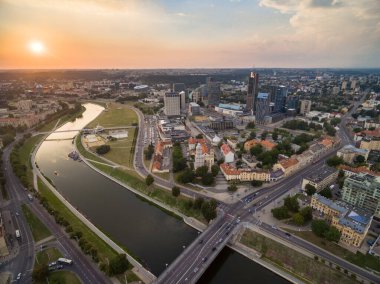 VILNIUS, LITHUANIA - 13 Ağustos 2018: Vilnius Şehir Belediyesi, River Neris, Eski Şehir. Litvanya
