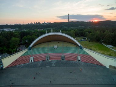 VILNIUS, LITHUANIA - Haziran 02, 2016: Vilnius Vingis Park Sahnesi, Sunset in the Background. Litvanya.