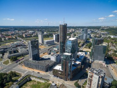 VILNIUS, LITHUANIA - 04 Ağustos 2018: Vilnius İş Bölgesi Şehir Belediyesi Arkaplanda. Litvanya