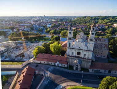 Arka planda Yükseliş Kilisesi ve Uzupis Cumhuriyeti olan Vilnius Eski Kasabası