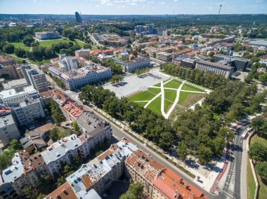 VILNIUS, LITHUANIA - 13 AĞUSTOS 2018: Arka planda Lukiskes Meydanı ile Vilnius Şehri