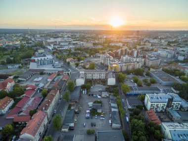 Vilnius Cityscape, Litvanya. Arkaplanda Günbatımını Temizle