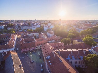 Arka planda Uzupis Cumhuriyeti olan Vilnius Eski Kasabası. Sunset Light, Uzupis Angel. Litvanya