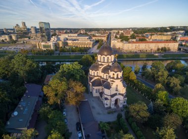VILNIUS, LITHUANIA - 12 AĞUSTOS 2018: Vilnius, Litvanya 'daki Meryem Anamız Kilisesi. Litvanya Parlamentosu Arkaplanda