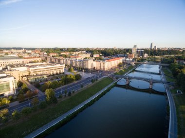 Vilnius Cityscape with River Neris, Litvanya Parlamentosu Arka planda