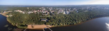 Litvanya 'nın Visaginas Kasabası. Nükleer Santrali sayesinde ünlü bir kasaba. Ön plandaki göl. Panorama Fotoğrafı.