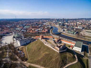 Vilnius Gediminas Kulesi ve Neris Nehri. Litvanya. Vilnius CItyscape ve Cathdreal Meydanı.