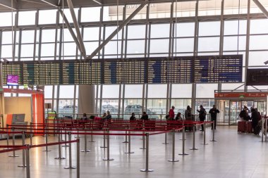 Warsaw, POLAND - 8 Kasım 2018 Varşova Chopin Uluslararası Havalimanı. Ekran.