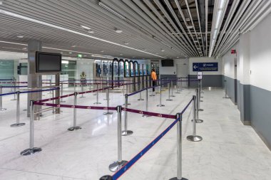 PARIS, FRANCE - 8 Kasım 2018: Paris Charles de Gaulle Uluslararası Havalimanı Sınır Kontrol Noktası
