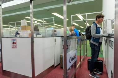 TOKYO, JAPONYAN - 9 Kasım 2018 Haneda Uluslararası Havaalanı Tokyo. Pasaport Kontrol Noktası.