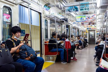 TOKYO, JAPONYA - 9 Kasım 2018 Tokyo Metro Hattı ve İnsanlar.