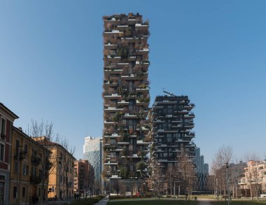 İtalya 'da, Milan' da sıradışı bir bina. Balkonda ağaçlar yetişiyor. Bosco Verticale, Milan