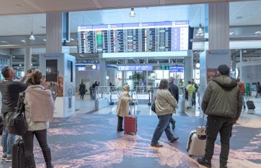 GENEVA, SWitzERLAND - 16 HAZİRAN 2018: İsviçre 'deki Cenevre Uluslararası Havaalanı. İnsanlarla iç içe. Ayrılış Alanı.