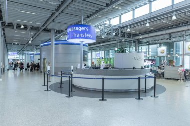 GENEVA, SWitzERLAND - 16 HAZİRAN 2018: İsviçre 'deki Cenevre Uluslararası Havaalanı. İnsanlarla iç içe. Ayrılış Alanı.