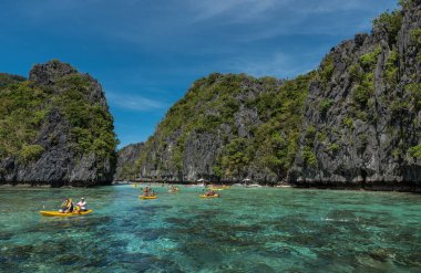 El Nido, Palawan 'daki Büyük Göl. Filipinler 'de turistik bir yer. Birçok insan burayı ziyaret eder ve gölü görmek için tekne gezisine çıkar..