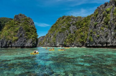 El Nido, Palawan 'daki Büyük Göl. Filipinler 'de turistik bir yer. Birçok insan burayı ziyaret eder ve gölü görmek için tekne gezisine çıkar..
