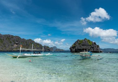 PALAWAN, PHIPPINES - 24 HAZİRAN 2018: El Nido, Palawan 'daki Shimizu Adası. Öğle yemeği molasıyla bir ada turu. El Nido 'da çok popüler bir turne. Arka planda Tekneler ve Kayalar.