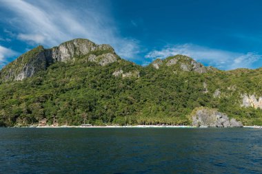 El Nido, Palawan, Filipinler 'de 7 Komando Sahili. Turistik bir yer, Tur A adası. Arka planda kayalar ve plaj.